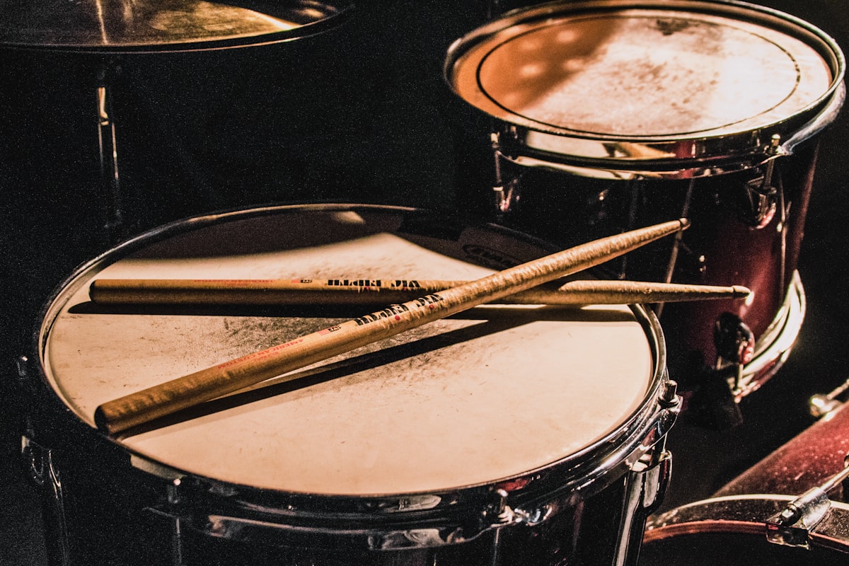 Suno, Udio, ElevenLabs Music y Stable Audio — cuatro generadores de música con IA comparados para 2026
