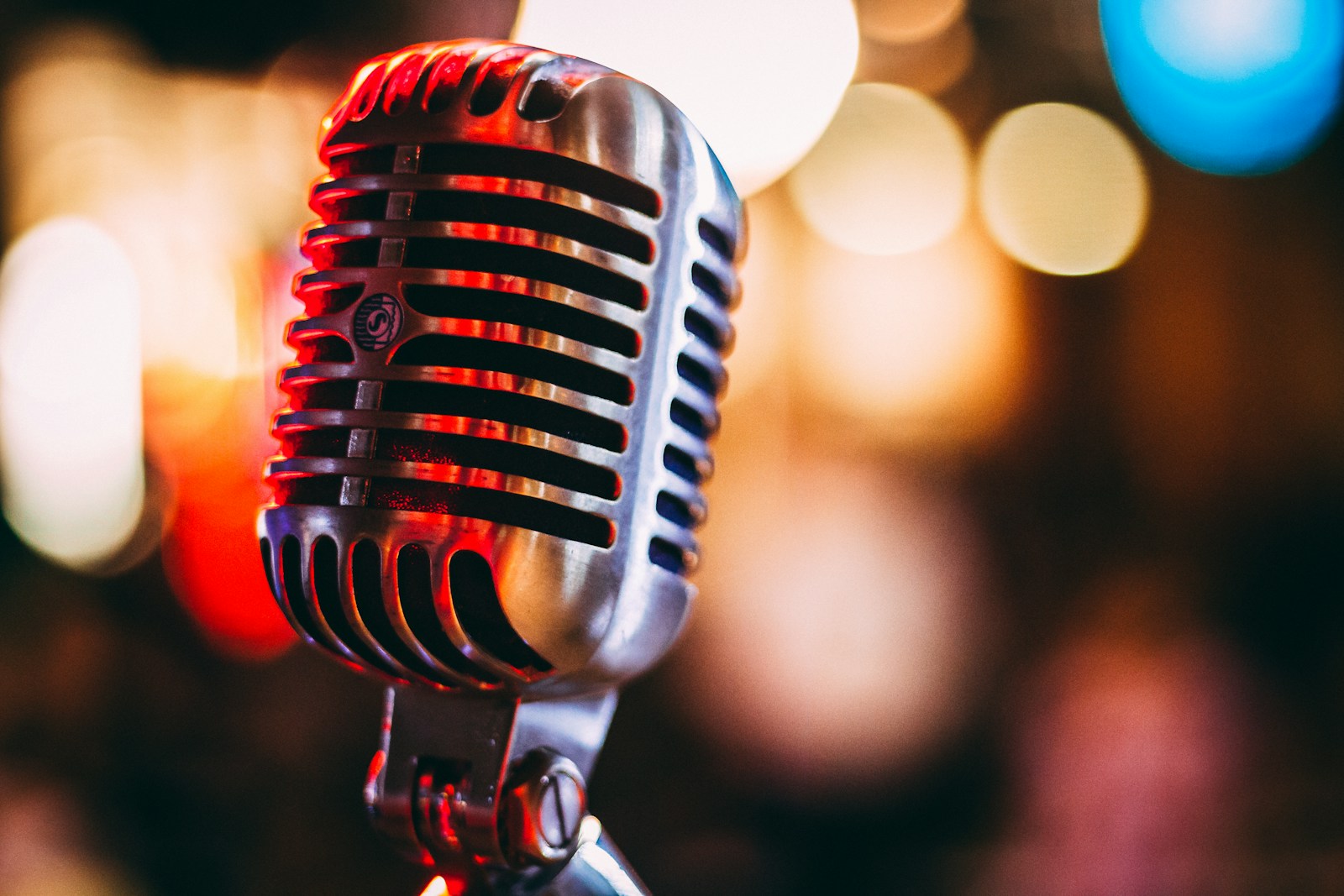 Micrófono de estudio profesional — generación de voz con IA y producción de audio