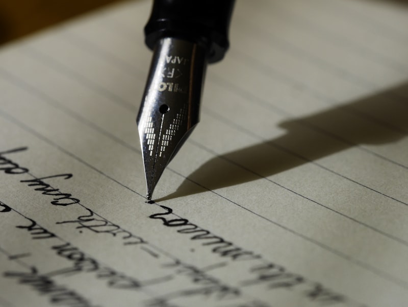 Escritura creativa con herramientas de IA — ChatGPT vs Claude vs DeepSeek vs Gemini para creación de contenido